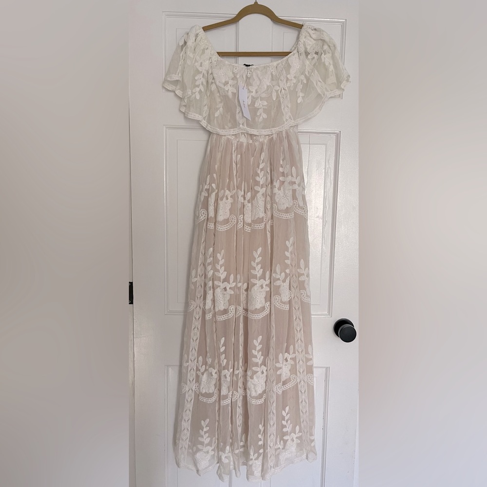 Vici off the should dress, lace, lined, never worn/with tags, size Small